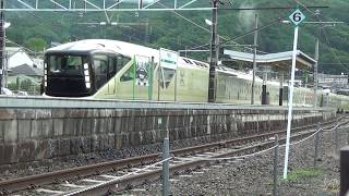 【TRAIN SUITE 四季島 JR東日本E001形】中央東線下諏訪駅〜岡谷駅間　東町踏切／下諏訪駅2番線通過。