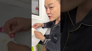 小米宝大晚上的非要吃棒棒糖，爸爸奇思妙想把大蒜抹在棒棒糖上面，结果……管用是管用了，就是有点费娃，估计以后再也不会要了吧😂#坑娃的爹 #萌娃日常 #人类幼崽 #爸爸带娃活着就