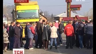 Жителі трьох сіл Косівського району блокують дорогу державного значення