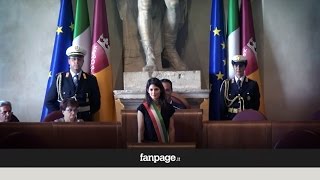 Primo consiglio comunale, la sindaca Raggi entra in aula tra gli applausi