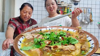 集市买一只大公鸡，丹丹炖了一大锅肉做饸饹面，一家人吃的真香！【胖手手丹丹】