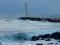 高波が寄せる瀬詰崎灯台（南島原市口之津町）