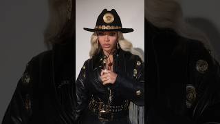 Beyoncé accepts Innovator Award at 2024 iHeartRadio Awards in vintage Versace 🔥🤠 #cowboycarter