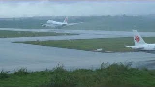 暴雨中的成都双流机场波音787、747、空客A350，起飞降落像划水