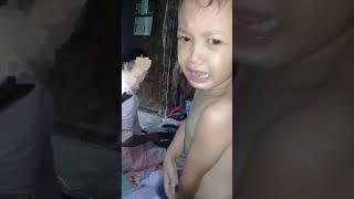 Anak kecil nangis ga mau pake baju