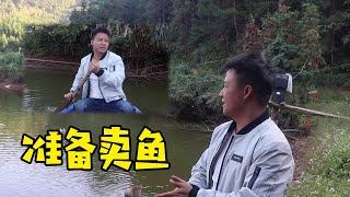 90小伙紮根農村，承包土地養魚養牛，明天賣魚收入第一桶金【石頭秀】