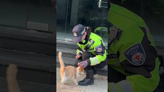 狐狸警官執勤休息時發現一隻小貓小貓咪好 像也很喜歡她。🦊#短褲 #現場實拍 #杭州 #正能量