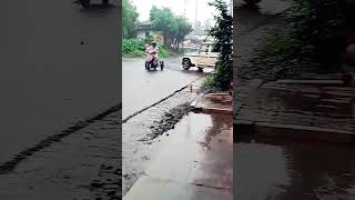 കൂട്ടുകാരെ നല്ല മഴയാണ് ഇവിടെ