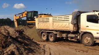 โอ้โห้!!! สุดจัด บุ้งกี๋ใหญ่ Cat320D2 จัดเต็มอุ้มทุกคันใส่สิบล้อ Dump Trucks Mega,FM3M,DecaFxz