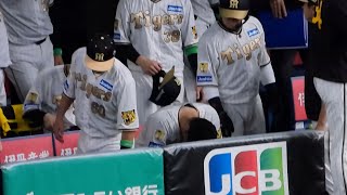 【タイムリーエラーに3タコ】全く良いところがなかった佐藤輝明、試合終了後ベンチで一人うなだれる2024.4.2