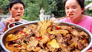 Xiao Zhu ordered the roast duck in sauce, which is spicy and fragrant!