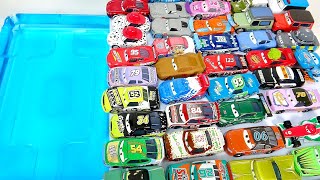 50台！カーズのミニカーが青い水に入っていきます！