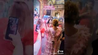 中国新疆喀什本土维吾尔族唱跳歌手现场表演 / China- Xinjiang region- Kashgar city: local Uyghur singer's dance \u0026 rap show