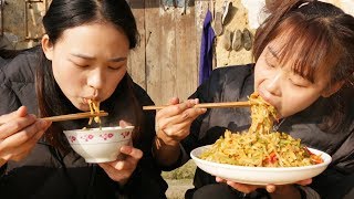 Qiumei today made bean noodles with bean curd, and it's fragrant and spicy