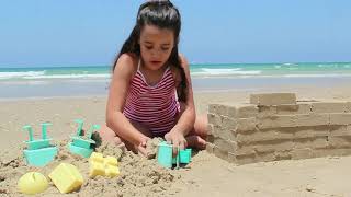 Watch this girl build this amazing sand castle!