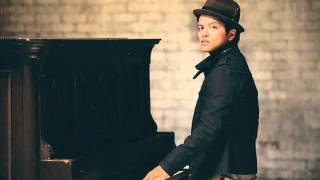 Bruno Mars - Just The Way You Are ( HQ / CDQ / HD + LYRICS ) Doo-Wops & Hooligans NEW SONG 2010