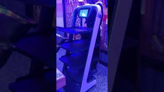 Delivery Robot in Restaurant delivers food in Shenyang, China 餐厅送货机器人在沈阳送货, 中国