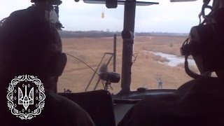 Вертоліт Мі-8 ЗСУ йде на малій висоті, ховаючись від ПЗРК