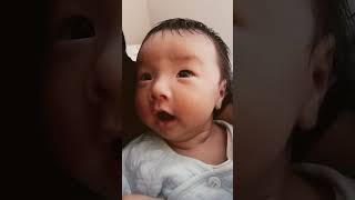 赤ちゃんがママに微笑みながら、「あけましておめでとう」と言っているようですThe baby smiles at mommy, as if saying,\