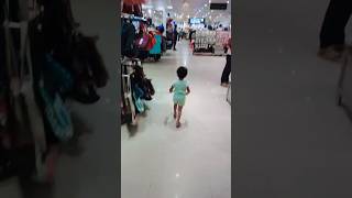 Shopping complex la enna ootam oodura paarunga 😂😂😂 namakku ooda midiyala🤣🤣🤣#cute #baby #fatherlove❤️