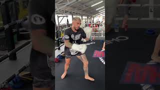 🔥 Muaythai Professor Erdem Taha Dincer crushin pads in Thailand | Lamai Muaythai Gym