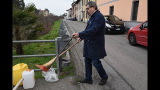 Vigevano, degrado in strada S. Marco. Un cittadino ha deciso  di mettersi a raccogliere l'immondizia