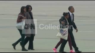 IL:OBAMA AND HIS GIRLS BOARD AF1 (CUTE MOMENT)