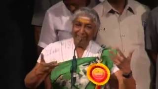 S Janaki speaking at the Karnataka Rajyotsava Awards ceremony 2014