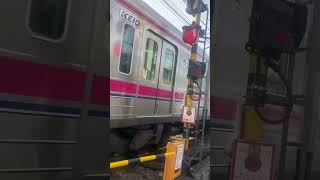 京王線の開かずの踏切は最悪。朝7時なのに10分以上の待ち！周りの車のイライラ感が凄い！はやく高架になればいい　＃京王線　＃踏切　＃高架工事　＃10年後　＃渋滞　＃危険　#京王ライナー ＃桜上水