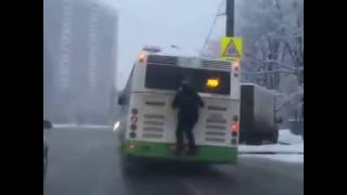 Зацеп очкарика за автобус в Москве. Не шутите так дети.