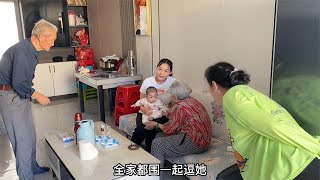 5个月的重孙子来太爷爷家，俩位老人高兴坏了，全家人围着宝宝转