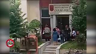 Stop - Roja i hipotekës së Fierit dhunon qytetarin dhe e rrëzon përtokë .