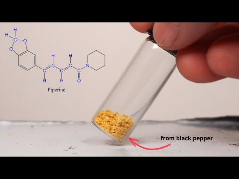 What is the purpose of adding alcoholic potassium hydroxide to the crude alcoholic extract of black pepper?