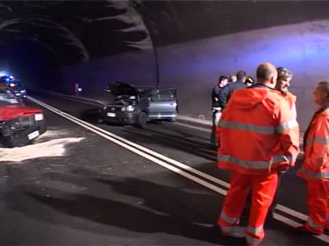 Incidente Galleria 12 04 13 - YouTube