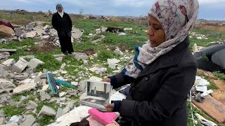 عائلة فلسطينية تتفقد أنقاض منزلها الذي دمرته قوات الاحتلال الإسرائيلي في المغراقة جنوب مدينة غزة