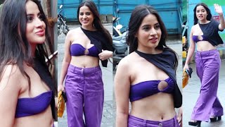 Urfi Javed Openly Showing Her Curve Body In Front Of Media