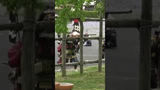 馬防柵越しに鉄砲隊の射撃を見る（長篠の戦いを再現）