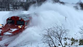 スロー複線型爆雪！ 石北本線DE15型ラッセル車走行シーン Snowplow train,Sekihoku Line,Hokkaido,Japan  by iPhone Slow motion