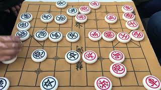 紅棋大爺的攻擊太犀利了，殘局一通亂殺，公園大爺甘拜下風