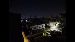 深夜の凄まじい異常爆音）２０２１年１０月２７日午後１１時３６分嘉手納米軍基地。深夜の凄まじい異常爆音が、延々と撒き散らされる。爆音以外の生活音は聞こえない。これじゃ寝られない。睡眠妨害、生活環境破壊、