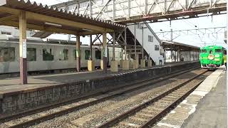 JR川部駅　リゾートしらかみ4号 秋田行き発車【五能線・HB-E300系・橅編成・8524D】　2022.05.07