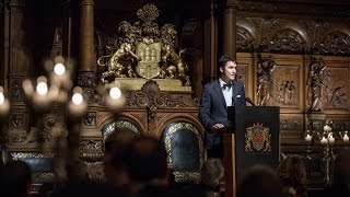 Le PM prononce un discours lors du banquet de la fête de Saint-Matthieu à Hambourg, en Allemagne