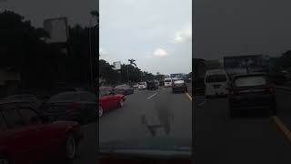 Begini Cara Mobil Ambulance Membelah Kemacetan di Jalan Tol.. #shorts