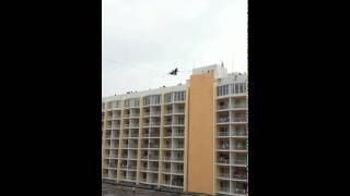 NIK WALLENDA LOGRA CRUZAR EL CONDADO PLAZA EN HOMENAJE A SU BISABUELO, KARL.