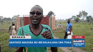 Agataliiko mu ttuntu, abatuuze abasoba mu bina (400) balaajana lwa ttaka