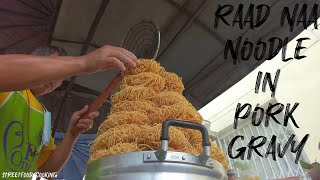 พี่เม่า ราดหน้า ริมคลองหลอด Oldies Favourite Amazing Street Food - Raad Naa Noodles in Pork Gravy -