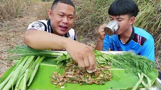 ก้อยปลาชิวใส่มดแดงสดๆ บรรยากาศท่งนา สดคักอีหลี | พี่จ่า