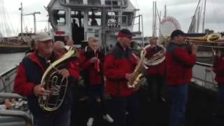 Dweilorkest Dwaarsliggers uit Zuidbroek aan boord van Sleepboot GRUNO IV