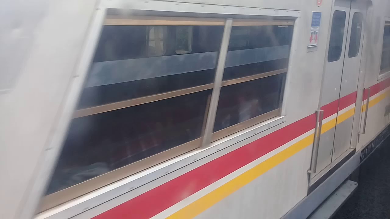 Berpapasan Krl Commuter Line Youtube