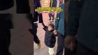 #与少年同行 #shorts #人类幼崽 怎么能偏心到这个程度，爷爷奶奶的钱包捂不住了，钱自己往外蹦，“漏风的小棉袄，幸福的一家人”😄#孩子成长  #萌娃 #baby #宝宝 #小孩